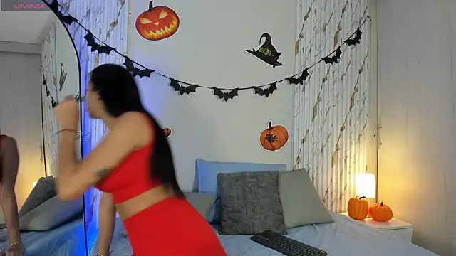 Snapshot of MissVioleet_ chatting on 10/22/25, 05:34 MissVioleet online show from 10/22/25, 05:34