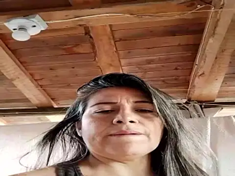 Snapshot of Emma_Henderson chatting on 10/26/25, 04:02 Emma Henderson online show from 10/26/25, 04:02