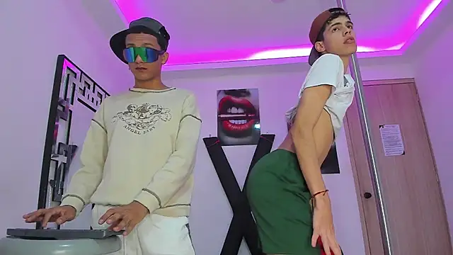 Snapshot of TWINKS_FRIENDS chatting on 10/15/25, 07:08 TWINKS FRIENDS online show from 10/15/25, 07:08