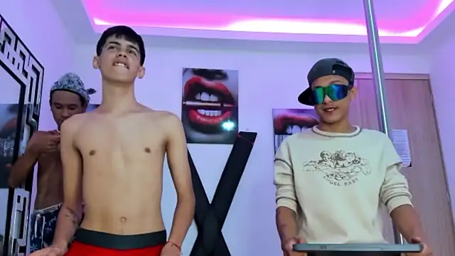 Snapshot of TWINKS_FRIENDS chatting on 10/20/25, 02:45 TWINKS FRIENDS online show from 10/20/25, 02:45