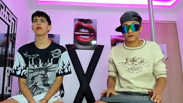 Snapshot of TWINKS_FRIENDS chatting on 10/22/25, 07:19 TWINKS FRIENDS online show from 10/22/25, 07:19