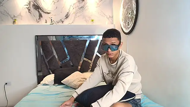 Snapshot of TWINKS_FRIENDS chatting on 11/11/25, 07:41 TWINKS FRIENDS online show from 11/11/25, 07:41