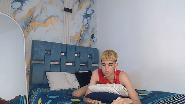 Snapshot of TWINKS_FRIENDS chatting on 12/22/25, 01:30 TWINKS FRIENDS online show from 12/22/25, 01:30