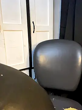 Snapshot of chicachocolate01 chatting on 11/23/25, 07:19 chicachocolate01 online show from 11/23/25, 07:19