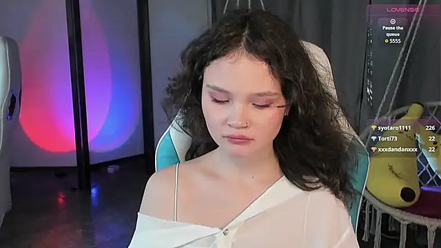 Snapshot of EmilyChaves chatting on 10/11/25, 02:33 EmilyChaves online show from 10/11/25, 02:33