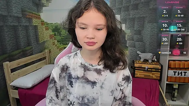 Snapshot of EmilyChaves chatting on 10/15/25, 05:13 EmilyChaves online show from 10/15/25, 05:13