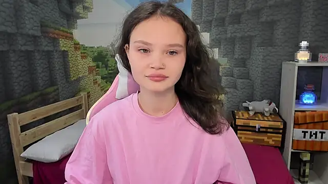 Snapshot of EmilyChaves chatting on 10/20/25, 08:09 EmilyChaves online show from 10/20/25, 08:09