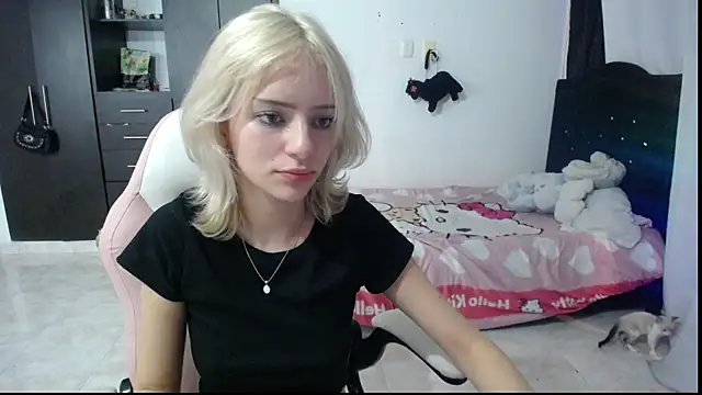 Snapshot of Elizabeth_rose02 chatting on 11/11/25, 03:06 Elizabeth rose02 online show from 11/11/25, 03:06