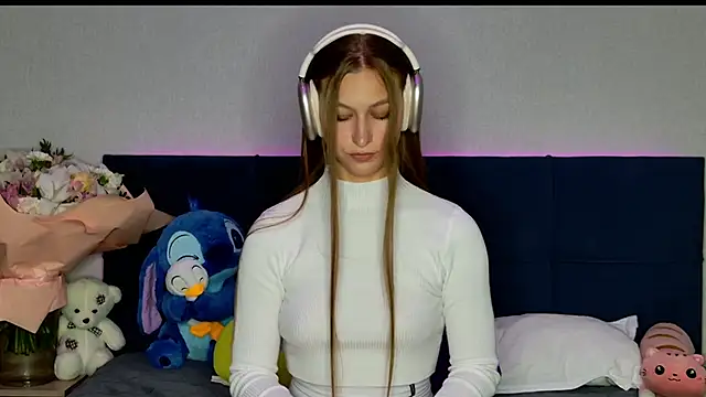 Snapshot of MissEmilyMiller chatting on 10/13/25, 05:46 MissEmilyMiller online show from 10/13/25, 05:46