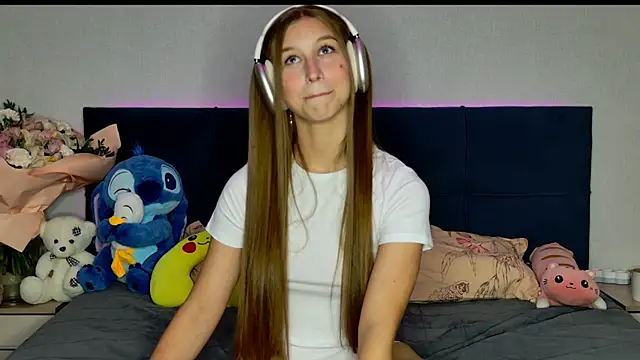 Snapshot of MissEmilyMiller chatting on 10/17/25, 05:04 MissEmilyMiller online show from 10/17/25, 05:04