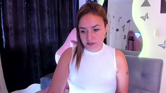 luciamature  online show from 11/11/25, 07:36