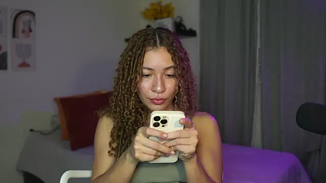 Snapshot of isabella-garcia- chatting on 09/20/25, 12:55 isabella-garcia- online show from 09/20/25, 12:55