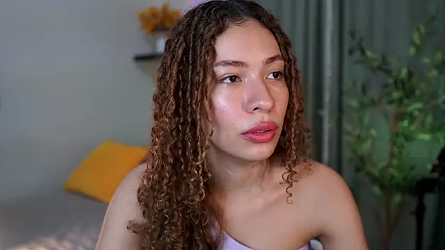 Snapshot of isabella-garcia- chatting on 11/10/25, 11:04 isabella-garcia- online show from 11/10/25, 11:04