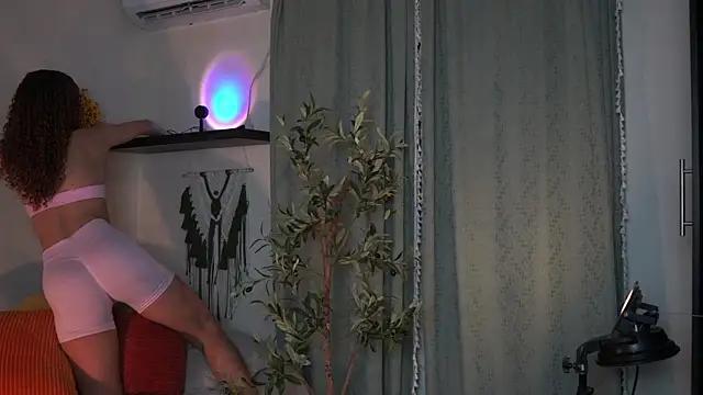 Snapshot of isabella-garcia- chatting on 11/14/25, 08:07 isabella-garcia- online show from 11/14/25, 08:07