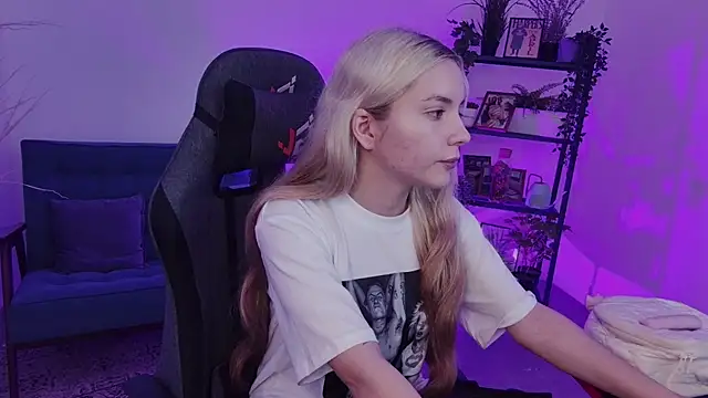 AuroraWrenfield online show from 09/17/25, 10:39