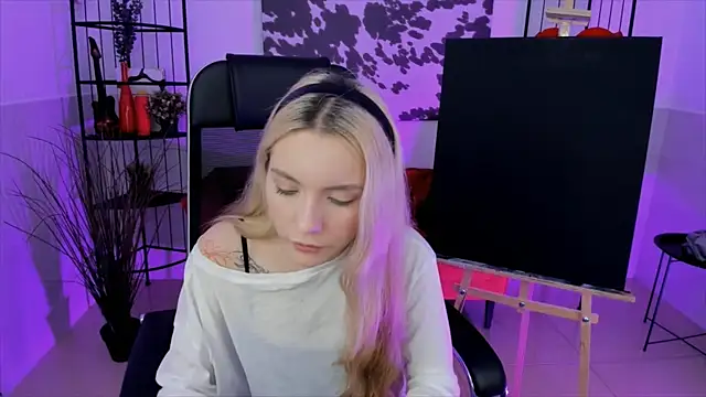 AuroraWrenfield online show from 10/02/25, 07:48