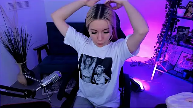 AuroraWrenfield online show from 10/09/25, 04:43