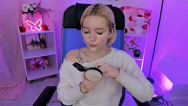 AuroraWrenfield online show from 11/13/25, 04:33