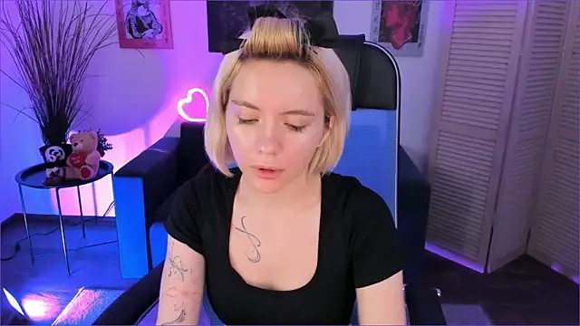 AuroraWrenfield online show from 12/03/25, 12:40