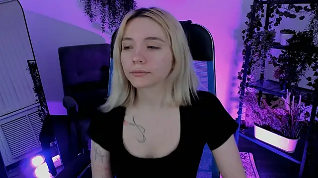 AuroraWrenfield online show from 04/07/26, 12:22