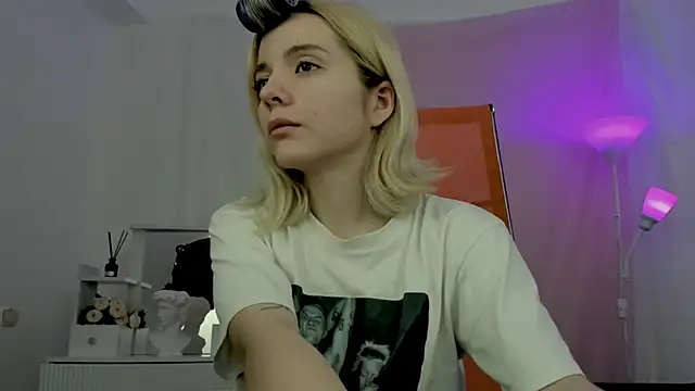 AuroraWrenfield online show from 04/16/26, 12:44