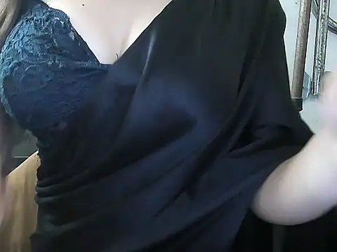 Snapshot of lovepihuu chatting on 10/13/25, 04:45 lovepihuu online show from 10/13/25, 04:45