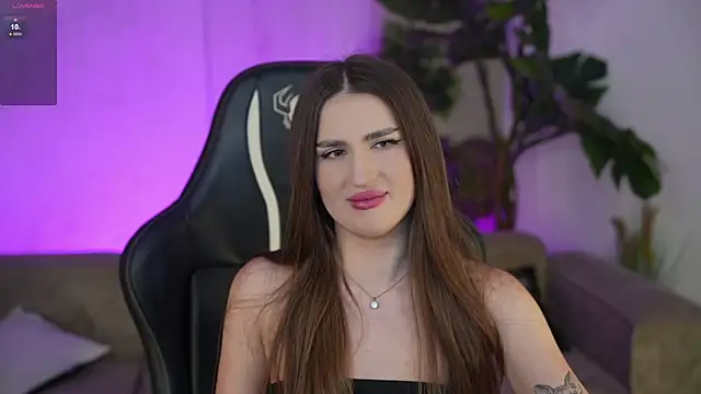 Snapshot of Goldie_Flame chatting on 10/15/25, 02:33 Goldie Flame online show from 10/15/25, 02:33