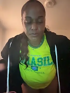 Snapshot of yummy0322 chatting on 10/01/25, 12:44 yummy0322 online show from 10/01/25, 12:44