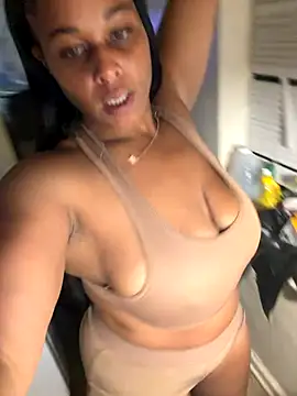 Snapshot of yummy0322 chatting on 10/19/25, 12:11 yummy0322 online show from 10/19/25, 12:11