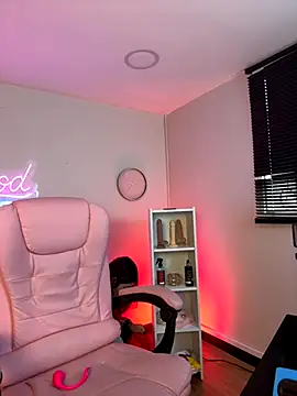 Snapshot of Aphriil__ chatting on 10/08/25, 12:03 Aphriil online show from 10/08/25, 12:03