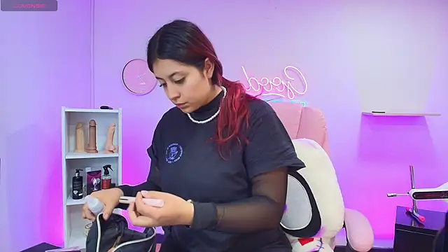 Snapshot of Aphriil__ chatting on 10/21/25, 07:47 Aphriil online show from 10/21/25, 07:47