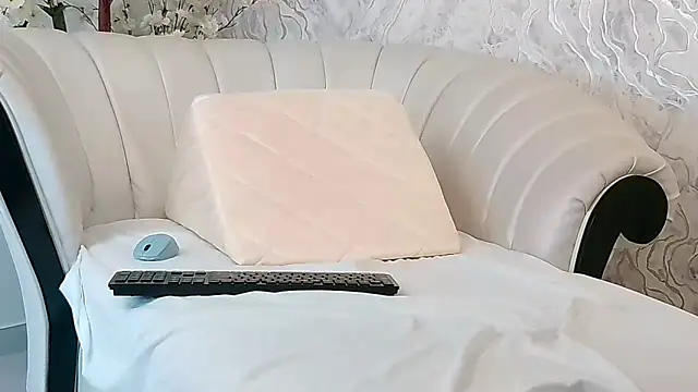 aura sanders1 online show from 12/16/25, 11:37