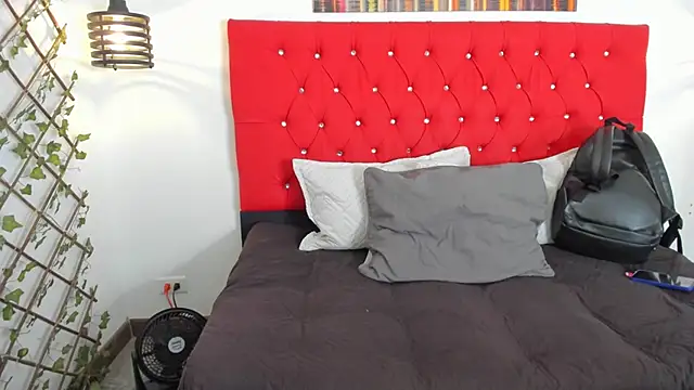 Snapshot of carolinacrus01 chatting on 10/23/25, 04:06 carolinacrus01 online show from 10/23/25, 04:06