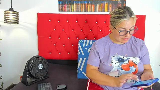 Snapshot of carolinacrus01 chatting on 10/26/25, 02:56 carolinacrus01 online show from 10/26/25, 02:56