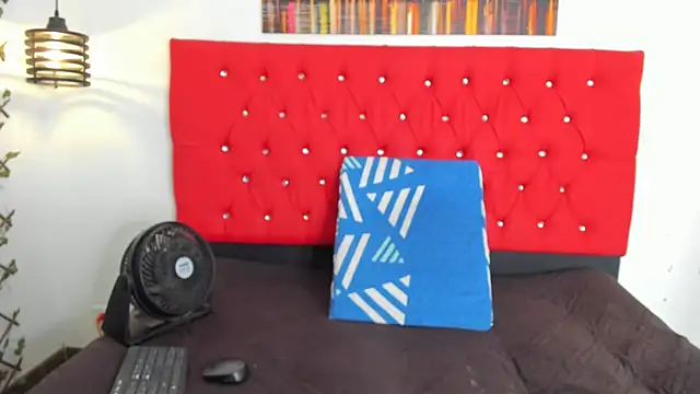 Snapshot of carolinacrus01 chatting on 10/27/25, 04:22 carolinacrus01 online show from 10/27/25, 04:22