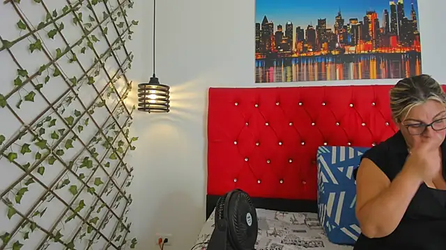 Snapshot of carolinacrus01 chatting on 10/31/25, 03:02 carolinacrus01 online show from 10/31/25, 03:02