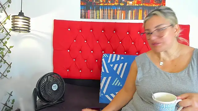 Snapshot of carolinacrus01 chatting on 11/10/25, 03:22 carolinacrus01 online show from 11/10/25, 03:22