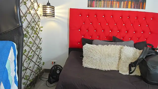 Snapshot of carolinacrus01 chatting on 11/12/25, 04:07 carolinacrus01 online show from 11/12/25, 04:07