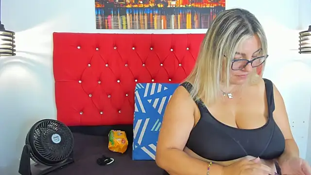 Snapshot of carolinacrus01 chatting on 11/13/25, 03:55 carolinacrus01 online show from 11/13/25, 03:55