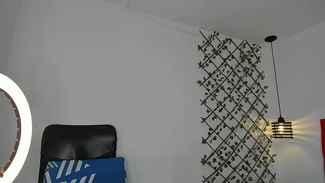 Snapshot of carolinacrus01 chatting on 11/17/25, 04:35 carolinacrus01 online show from 11/17/25, 04:35