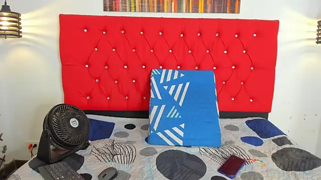 Snapshot of carolinacrus01 chatting on 11/19/25, 01:22 carolinacrus01 online show from 11/19/25, 01:22