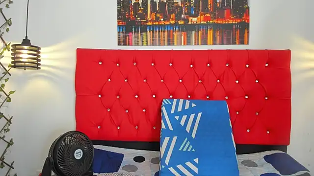 Snapshot of carolinacrus01 chatting on 11/20/25, 02:28 carolinacrus01 online show from 11/20/25, 02:28