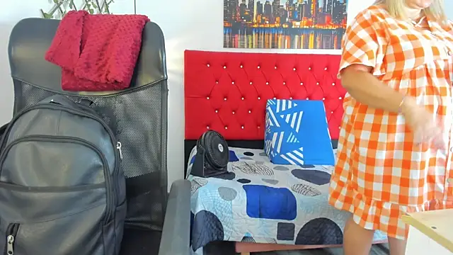 Snapshot of carolinacrus01 chatting on 11/21/25, 02:27 carolinacrus01 online show from 11/21/25, 02:27