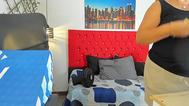 Snapshot of carolinacrus01 chatting on 11/22/25, 04:39 carolinacrus01 online show from 11/22/25, 04:39