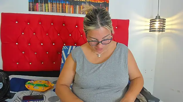 Snapshot of carolinacrus01 chatting on 11/25/25, 03:34 carolinacrus01 online show from 11/25/25, 03:34