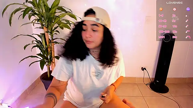 Snapshot of _kat_1995 chatting on 12/14/25, 04:07 kat 1995 online show from 12/14/25, 04:07