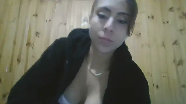 Snapshot of Roselingalvis13 chatting on 10/04/25, 03:26 Roselingalvis13 online show from 10/04/25, 03:26