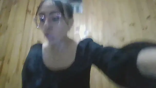 Snapshot of Roselingalvis13 chatting on 10/05/25, 02:54 Roselingalvis13 online show from 10/05/25, 02:54