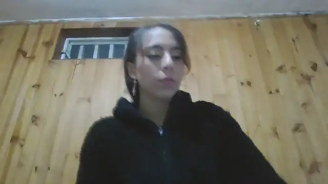 Snapshot of Roselingalvis13 chatting on 10/13/25, 02:33 Roselingalvis13 online show from 10/13/25, 02:33