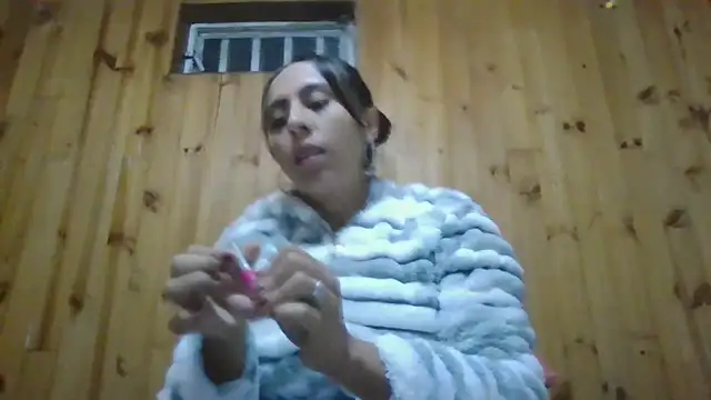 Snapshot of Roselingalvis13 chatting on 10/20/25, 02:34 Roselingalvis13 online show from 10/20/25, 02:34